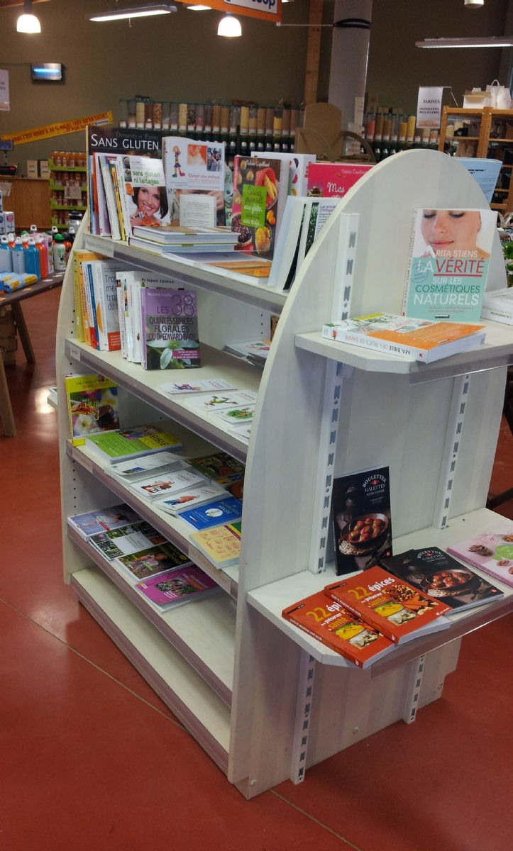 Un rayon livres à la Biocoop d'Epône Un rayon livres à la Biocoop d'Epône