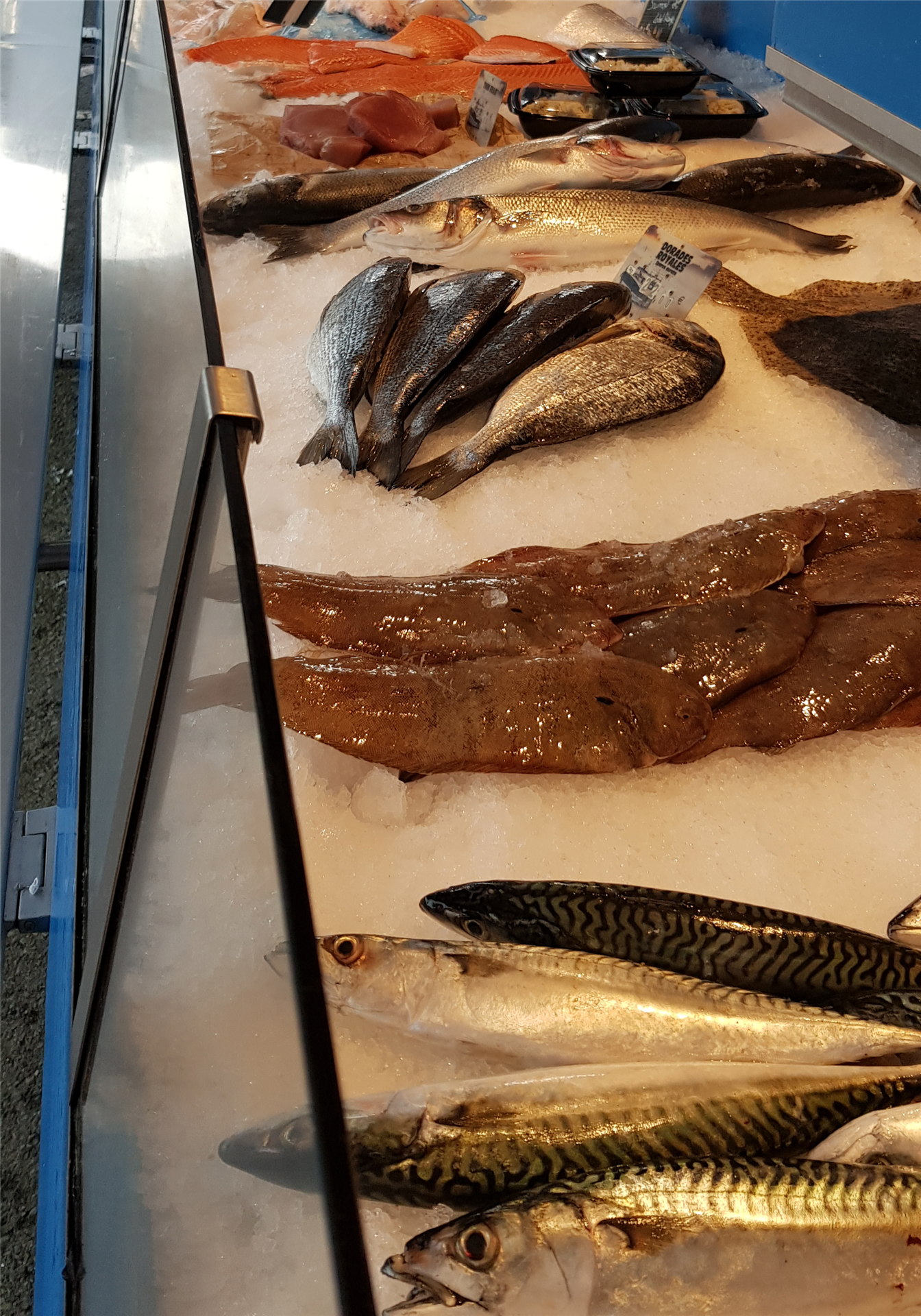 Un poissonnier à la Biocoop d'Épône Un poissonnier à la Biocoop d'Épône