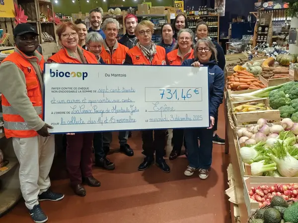 Remise du chèque de la collecte biosolidaire à destination de la Croix Rouge de Mantes-la-Jolie